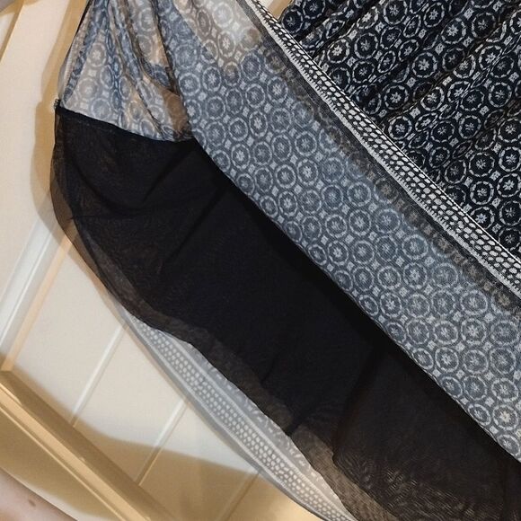 Max Studio Women's Size 1X Black and White Print Sheer Blouse Top - Picture 9 of 9